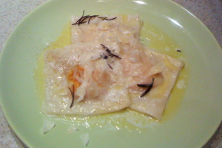 Фото к рецепту: Равиоли из слоеного теста с тыквой, пармезаном и топленым розмариновым маслом