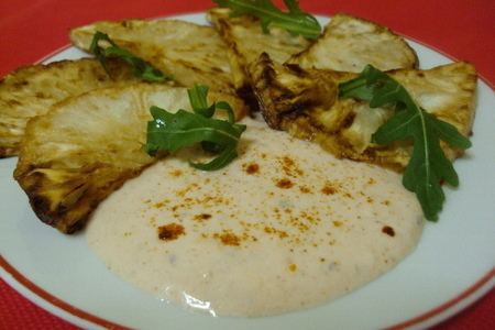 Фото к рецепту: Жареный корневой сельдерей с пикантным йогуртным соусом