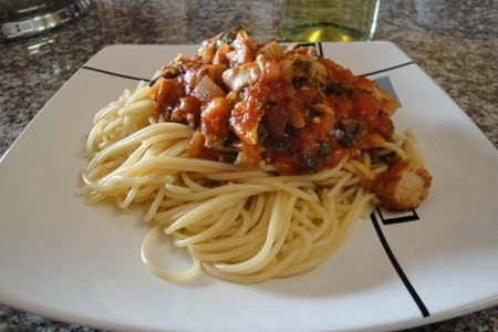 Фото к рецепту: Спагетти с тунцом виктория