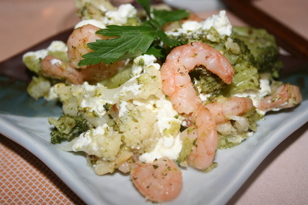 Фото к рецепту: Креветки с овощами и брынзой