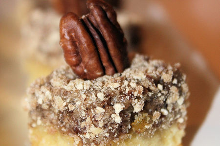 Фото к рецепту: Пирожные с курагой и ореховым слоем