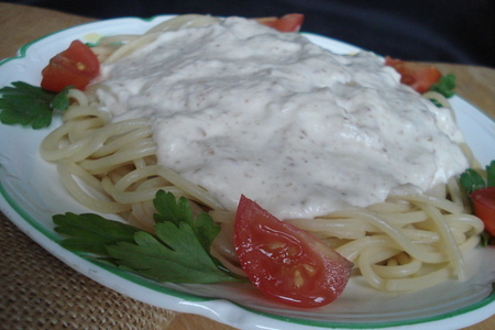 Спагетти в сырно-сливочном соусе с грецким орехом.