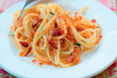 Фото к рецепту: Спагетти с чесноком, оливковым маслом, перчиком и крошкой
