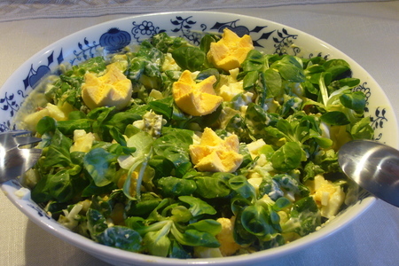 Фото к рецепту: Зимний яичный салат „весенняя поляна“