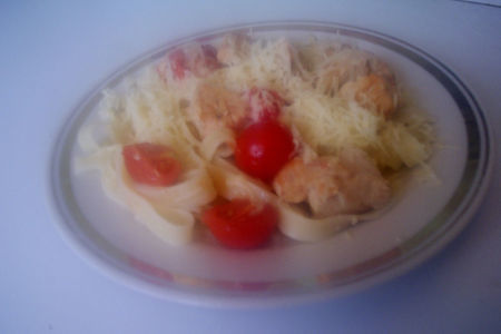 Фото к рецепту: Тальятелле с куриным филе и помидорами черри