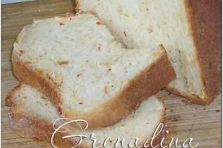 Фото к рецепту: Сырный хлеб с луком и чили