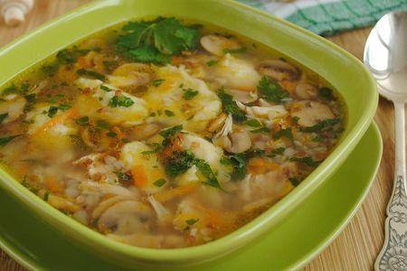 Фото к рецепту: Гречневый суп с грибами и картофельными клёцками