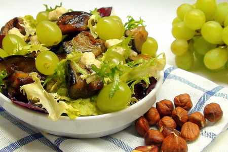 Фото к рецепту: Горячие баклажаны с виноградом и соусом из лесных орехов. высшая лига.