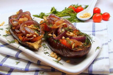 Фото к рецепту: Баклажаны с карамелизованным луком и кедровыми орешками.