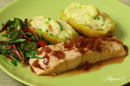 Фото к рецепту: Семга с соусом бер руж и картофелем, фаршированным копченым лососем.