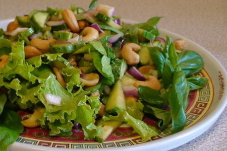 Фото к рецепту: Тайский салат из огурцов с орехами кешью