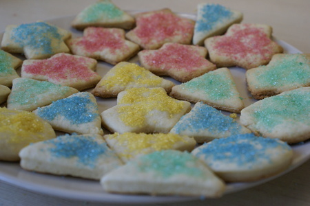 Фото к рецепту: Песочное печенье с цветным сахаром :s