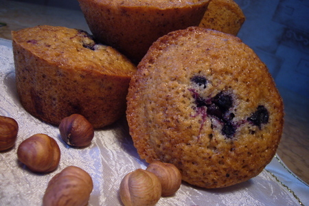 Фото к рецепту: Ореховые маффины на белках с ягодами.