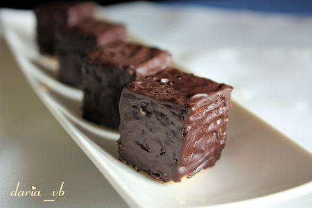 Фото к рецепту: Пирожное с шоколадом из марципана