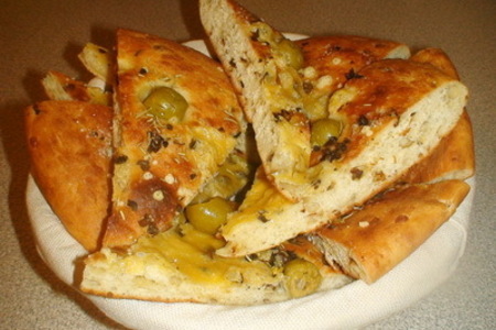 Фото к рецепту: Фокачча с сыром, оливками  и сушенными томатами