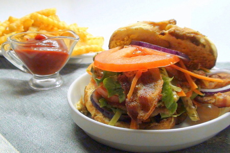 Фото к рецепту: Сэндвич-бублик с печёной говядиной, беконом и свежим салатом