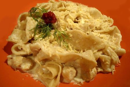 Фото к рецепту: Папарделле в сливочно-грибном соусе с курочкой