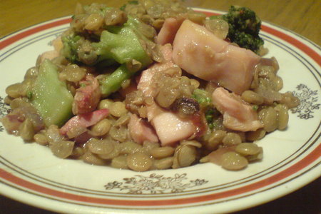 Фото к рецепту: Тёплый салат с чечевицей. курицей и брокколи
