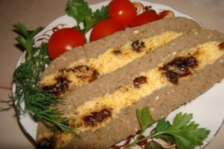 Фото к рецепту: Печеночный паштет с сыром, орехами и "пьяным" черносливом