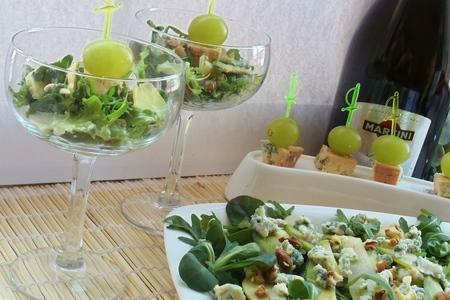 Фото к рецепту: Салат полевой с рокфором, авокадо и грушей (влк)