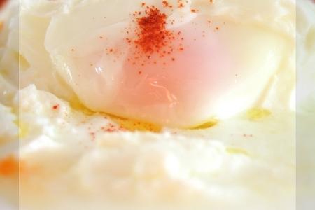 Фото к рецепту: Яйца по-панагюрски или яйца-пашот в йогурте с брынзой и пикантным маслом