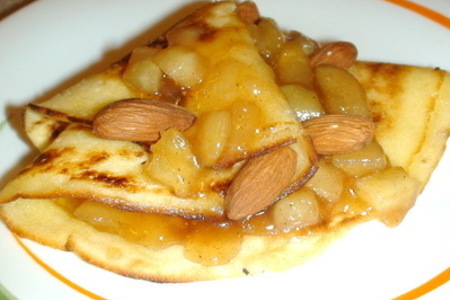 Фото к рецепту: Гурьевские блинчики под яблочным соусом