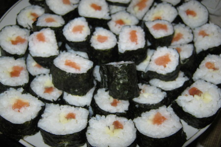 Фото к рецепту: Суши с семгой и сыром сулугуни
