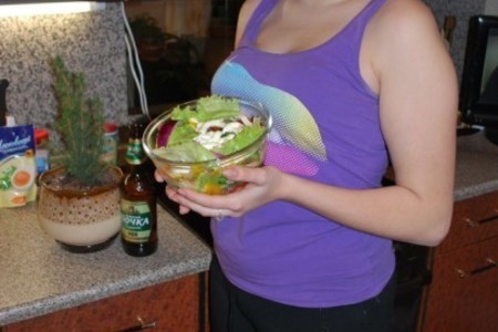 Салат креветки с авокадо и сладким перцем в винном соусе
