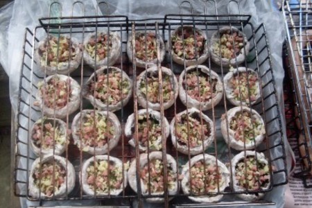 Фото к рецепту: Фаршированные шампиньоны на углях // дачная еда