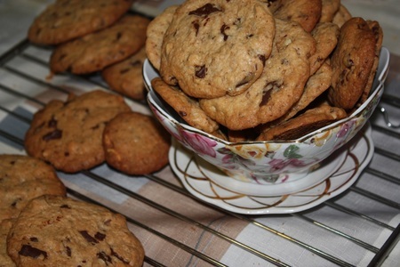Фото к рецепту: Хрустящее печенье с орехами и шоколадом