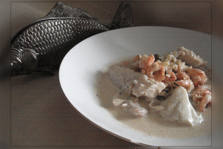 Фото к рецепту: Рыбное да с креветками рагу - в соусе с каперсами