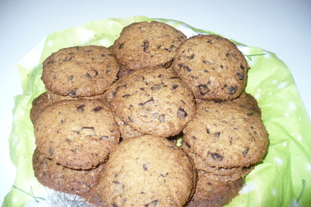 Фото к рецепту: Печенье с овсяными хлопьями и кусочками шоколада.