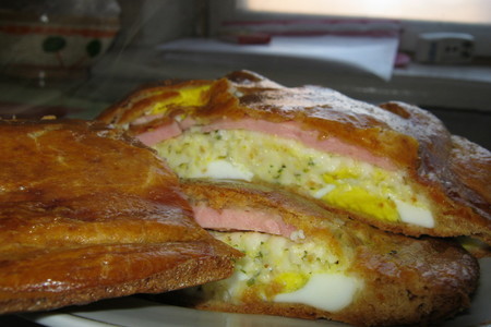 Фото к рецепту: Пирог  с начинкой из плавленных сырков,яиц и колбаски