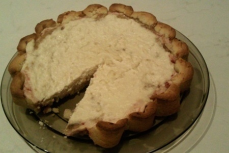 Фото к рецепту: Творожный пирог с бананом и клубничным джемом