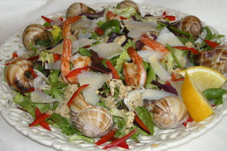 Салат с бургундскими улитками,креветками под крабовым соусом.