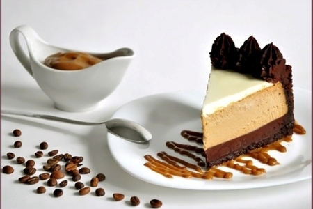 Фото к рецепту: Кофейный чизкейк с шоколадной прослойкой и соусом.