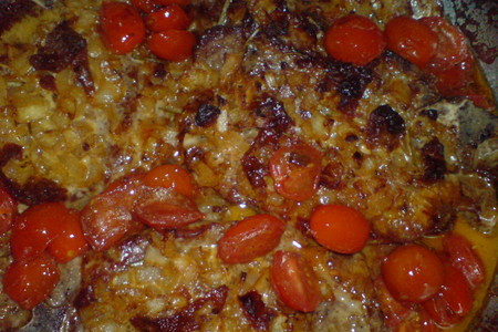 Мясо под пикантным сливочно-помидорным соусом