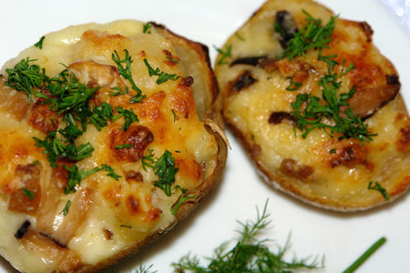 Фото к рецепту: Картофельные лодочки с грибами и зеленью