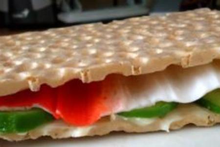 Фото к рецепту: Лёгкий сэндвич с вафельными хлебцами