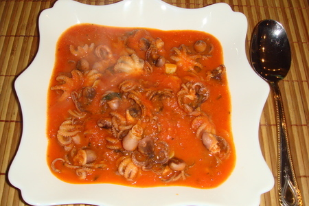 Фото к рецепту: Мини осьминоги в остром соусе с чесночными гренками