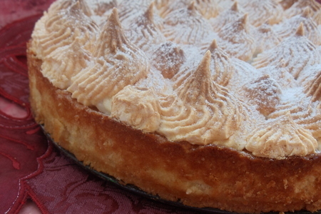 Фото к рецепту: Пирог с персиковым кремом под воздушными облаками