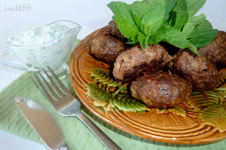 Фото к рецепту: Марокканские ароматные котлетки из баранины с мятно - йогуртовым соусом