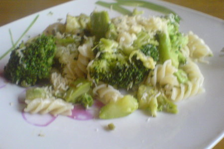 Фото к рецепту: Паста с весенним соусом из зелёных овощей
