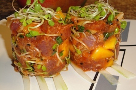 Фото к рецепту: Тунец с макадамия орехами и манго