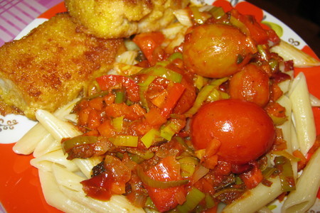 Фото к рецепту: Макарошки-перышки с соусом из овощей с черри + пангасиус в панировке))))