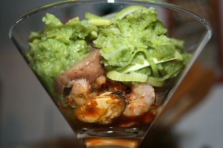 Фото к рецепту: Салат-коктейль с брокколи и морепродуктами