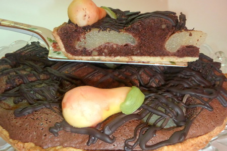 Фото к рецепту: Домашний торт " шоко-груша" с консервированными грушами, шоколадом и орехами