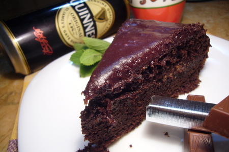 Фото к рецепту: Шоколадный пивной торт с пивным же шоколадным кремом.