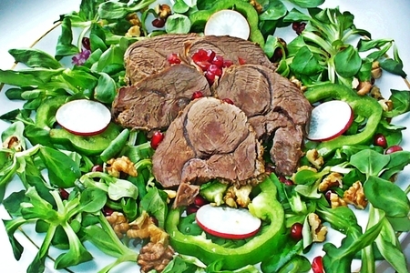 Фото к рецепту: Нежный салат корн с запеченной бараньей ногой в интересном маринаде