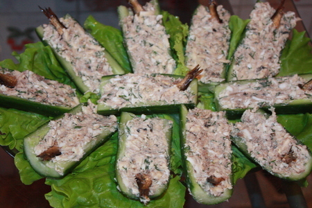 Фото к рецепту: Огуречные лодочки со шпротным салатом